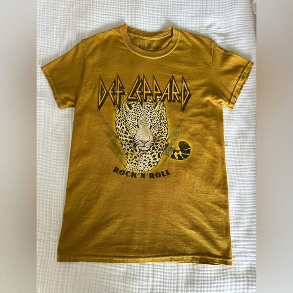 Def Leppard Oversized Grunge Band Tee T-Shirt in Mustard Yellow - Picture 1 of 8